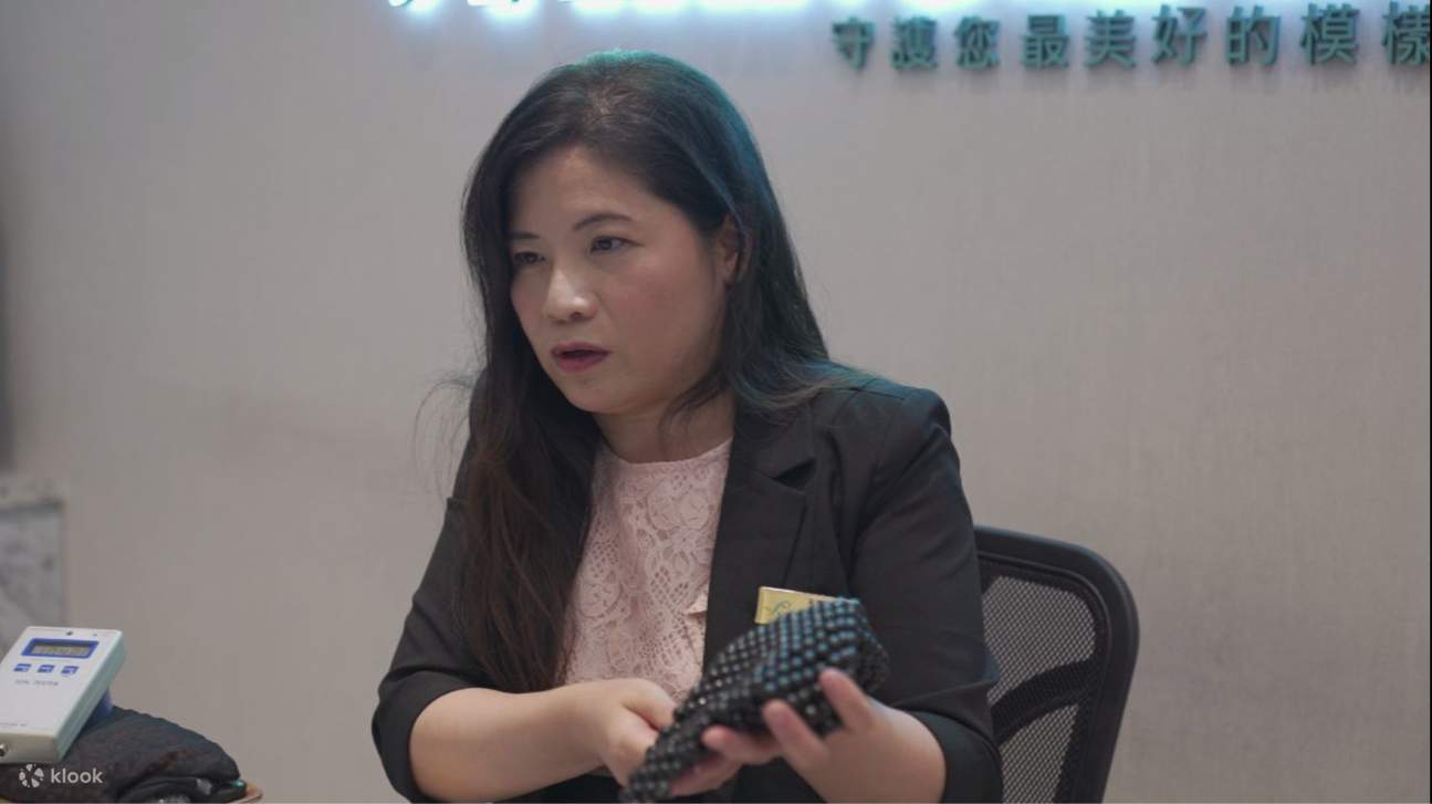 Это новейшее представление тибетского камня Яован, история которого насчитывает более 1700 лет. Это единственный магнитный нефрит, богатый микроэлементами и способствующий укреплению здоровья.